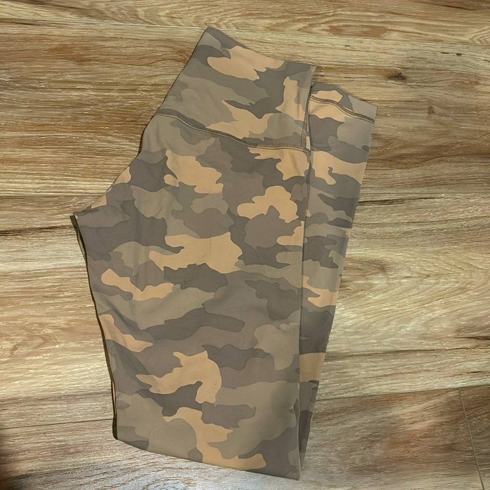 2021 Lululemon Align Size 6 Camo